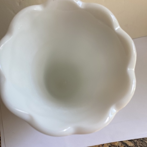 Vintage Westmoreland Paneled Grape 9¼" Tall White Milk Glass Vase ~ Crisp Detail - Picture 3 of 9